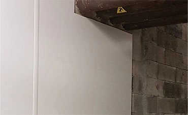 La plaque PVC 10mm pour des utilisations dans des milieux soumis à un nettoyage intense : transformation des aliments, les entrepôts de stockage réfrigéré, et les salles blanches pour les industries des biotechnologies et pharmaceutiques.