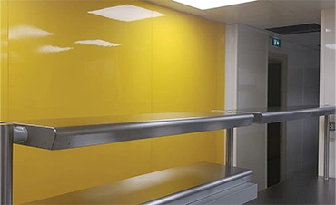 La plaque PVC 3mm pour des utilisations dans des milieux soumis à un nettoyage intense : transformation des aliments, les entrepôts de stockage réfrigéré, et les salles blanches pour les industries des biotechnologies et pharmaceutiques.