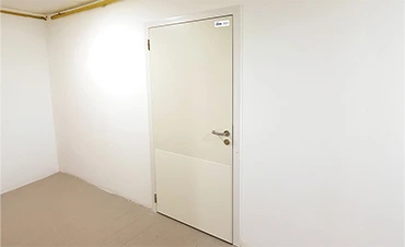 Porte de service cadre aluminium pour cuisines, laboratoires, abattoirs et dans ambiances humides ou à nettoyage intensif, cloisons du midi